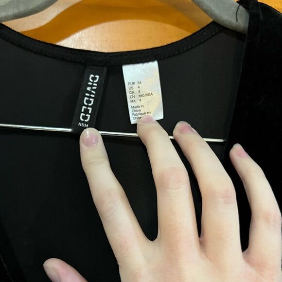 DIVIDED H&M Black Velour Velvet Size 4 Faux Wrap Dress V-Neck Flounce Sleeve F84 - Picture 2 of 4